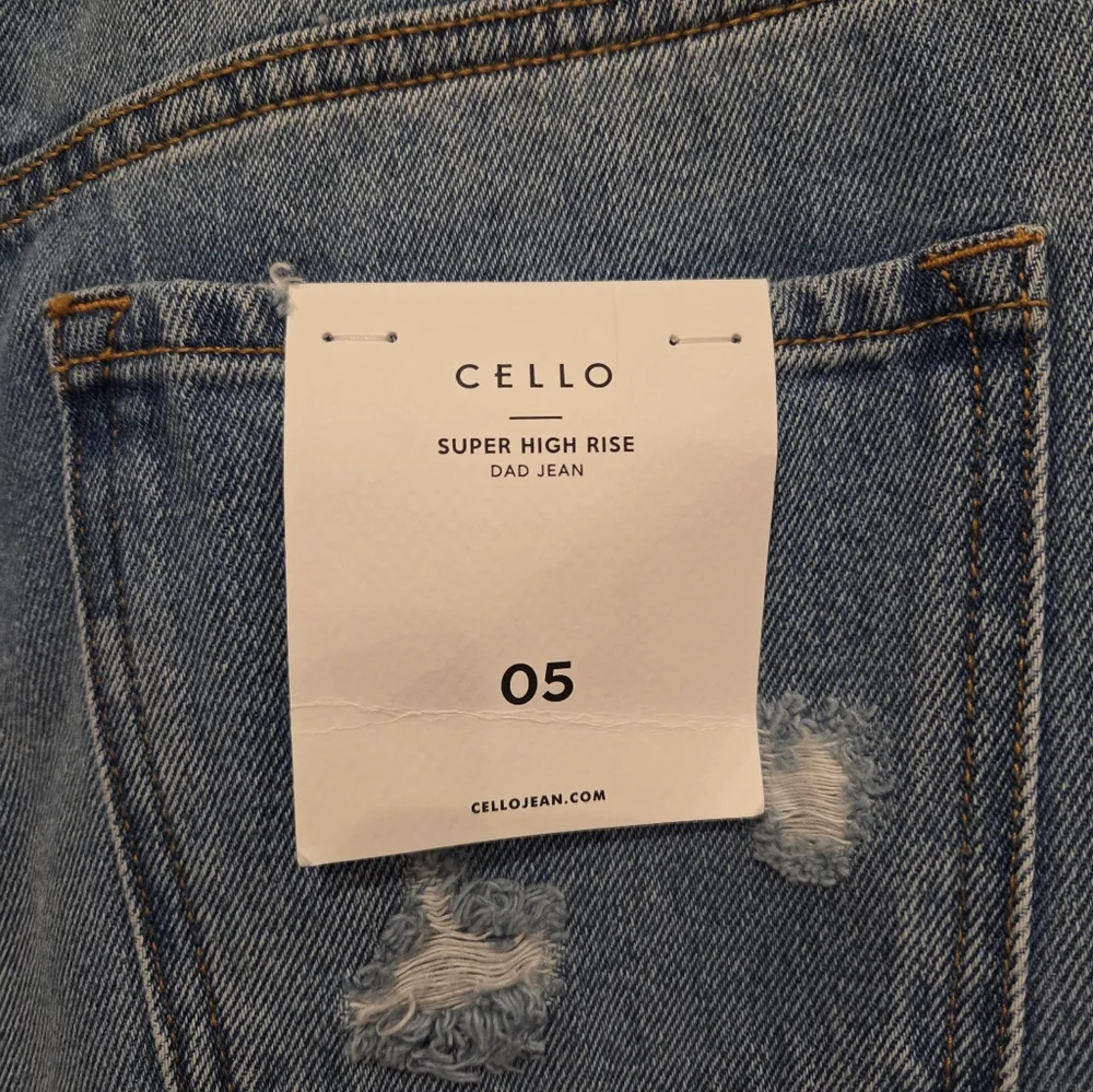CELLO WOMEN'S SUPER HIGH DISTRESSED DADS JEANS SIZE 28 NWT